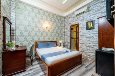 Chambre Queen Standard — Hoàng Long Hotel By Cozrum